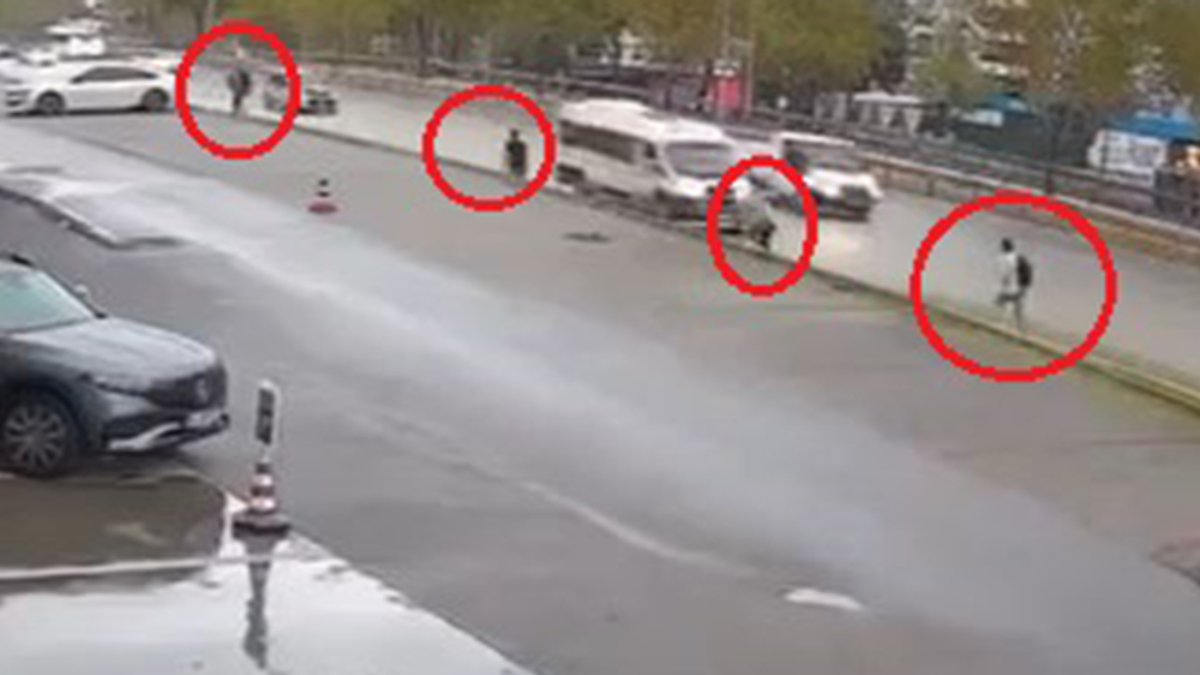 Bursa’da kamyonetin çarptığı minibüs yayaların üzerine savruldu