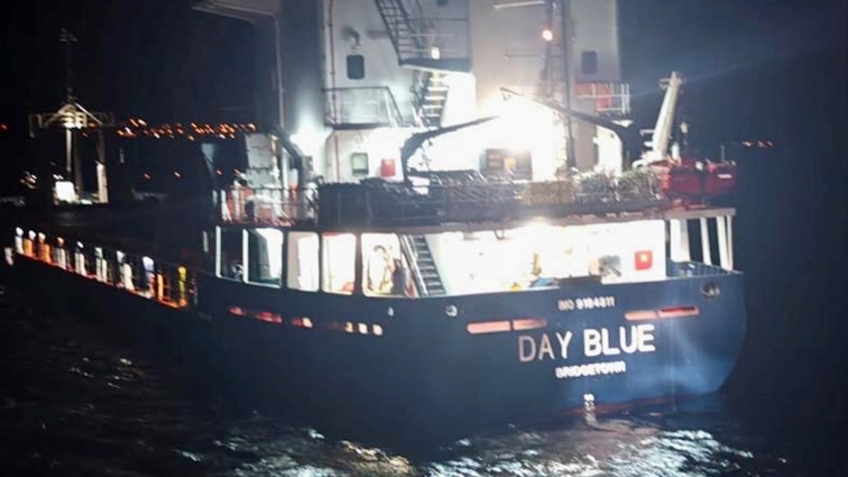 Çanakkale Boğazı’nda arızalanan yük gemisi römorkörle çekildi