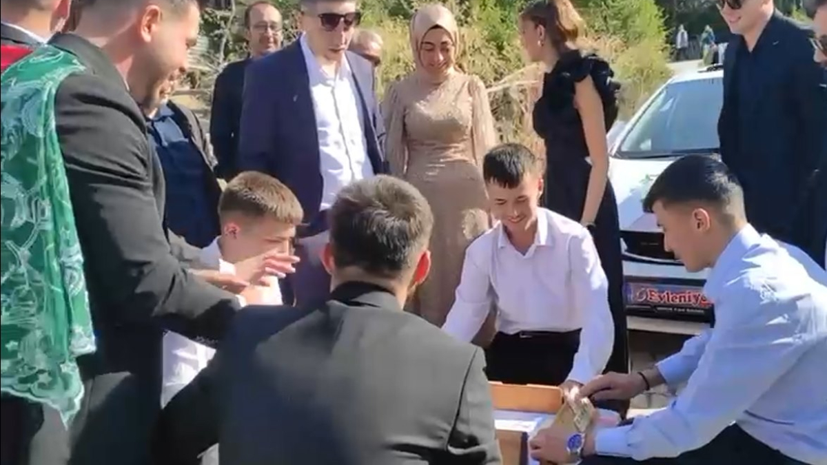 Çorum’da düğün konvoyu önüne okey masası kurup bahşiş aldılar