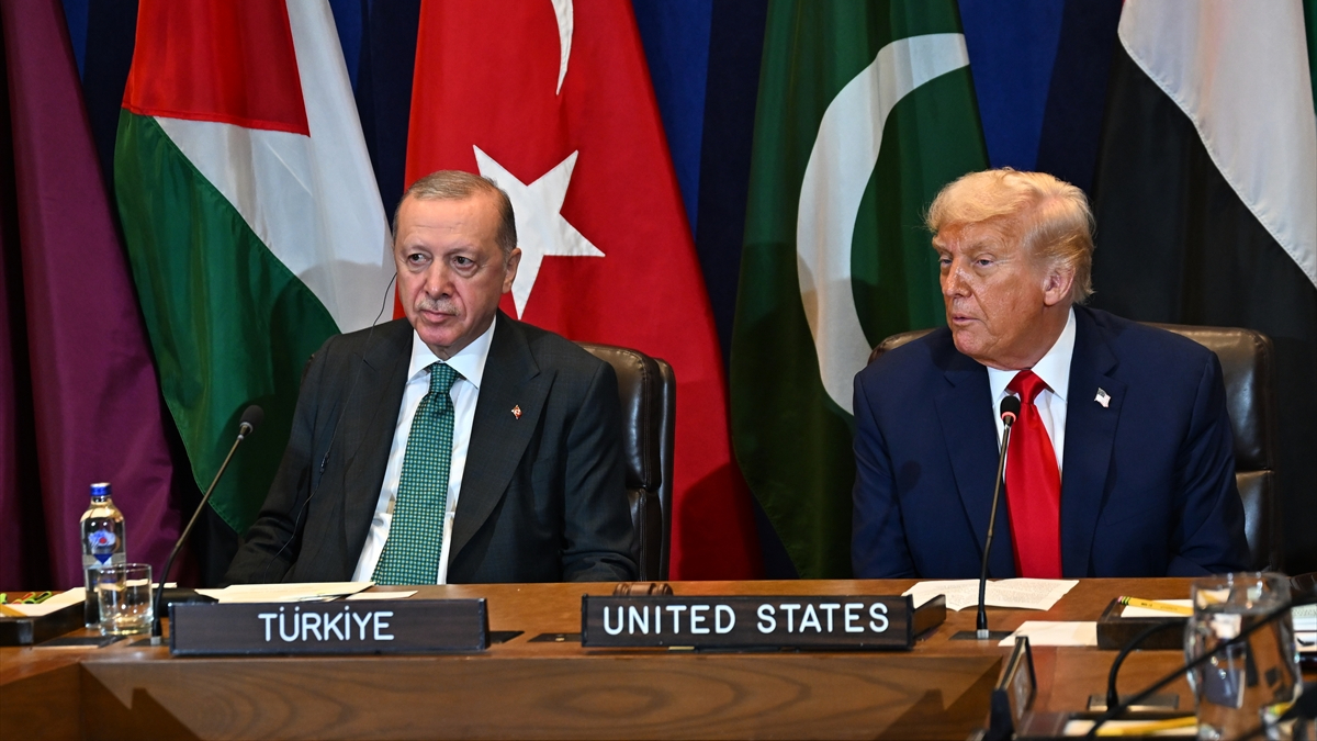 Cumhurbaşkanı Erdoğan, Gazze toplantısında Trump ile yan yana oturdu
