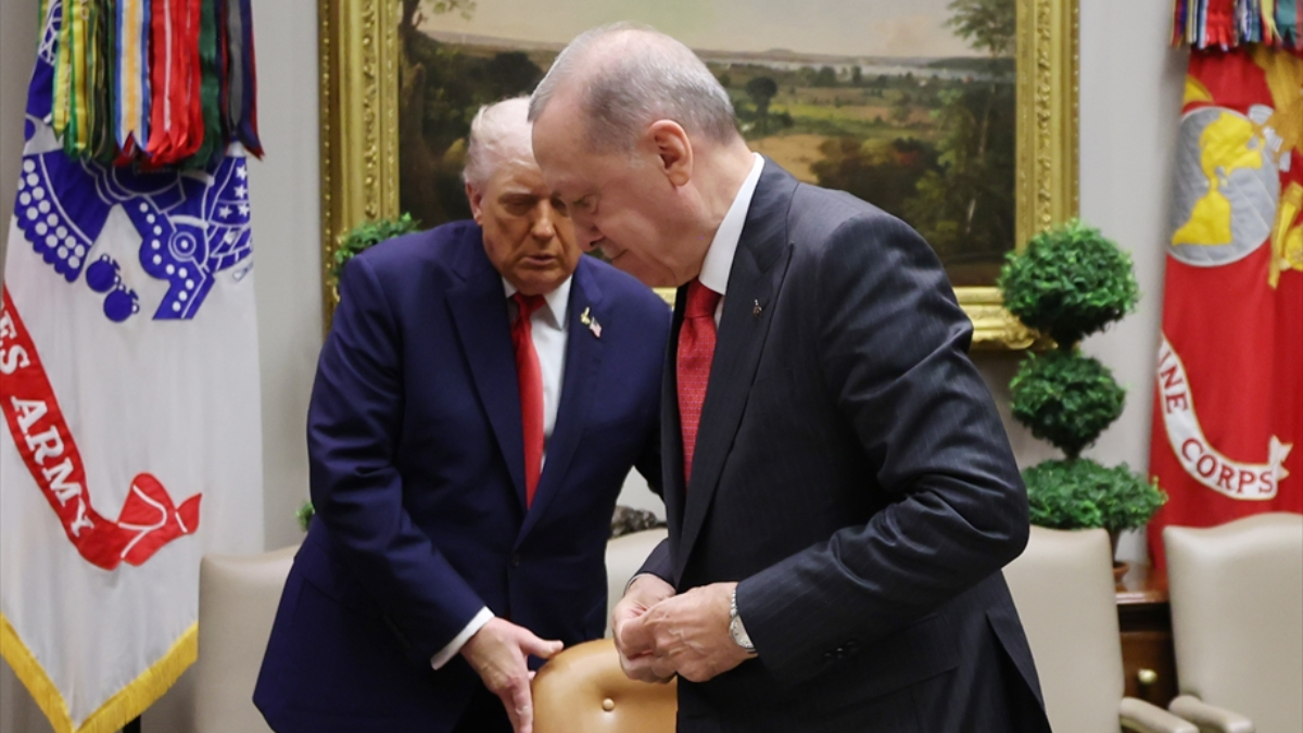 Cumhurbaşkanı Erdoğan ile Donald Trump’ın baş başa görüşmesinden kareler paylaşıldı