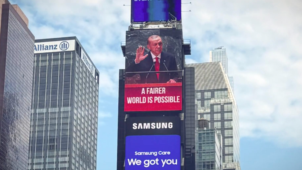 Cumhurbaşkanı Erdoğan’ın sözleri Times Meydanı’ndaki ekranlarda