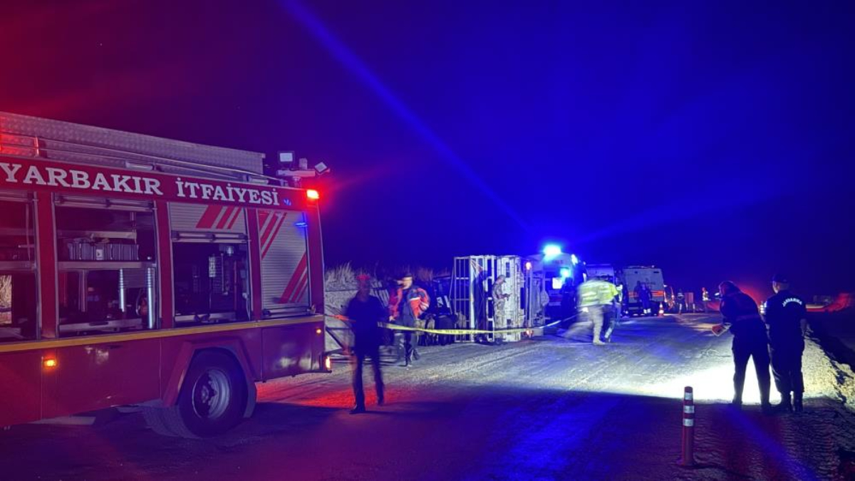 Diyarbakır’da kamyonetler çarpıştı: 2 ölü