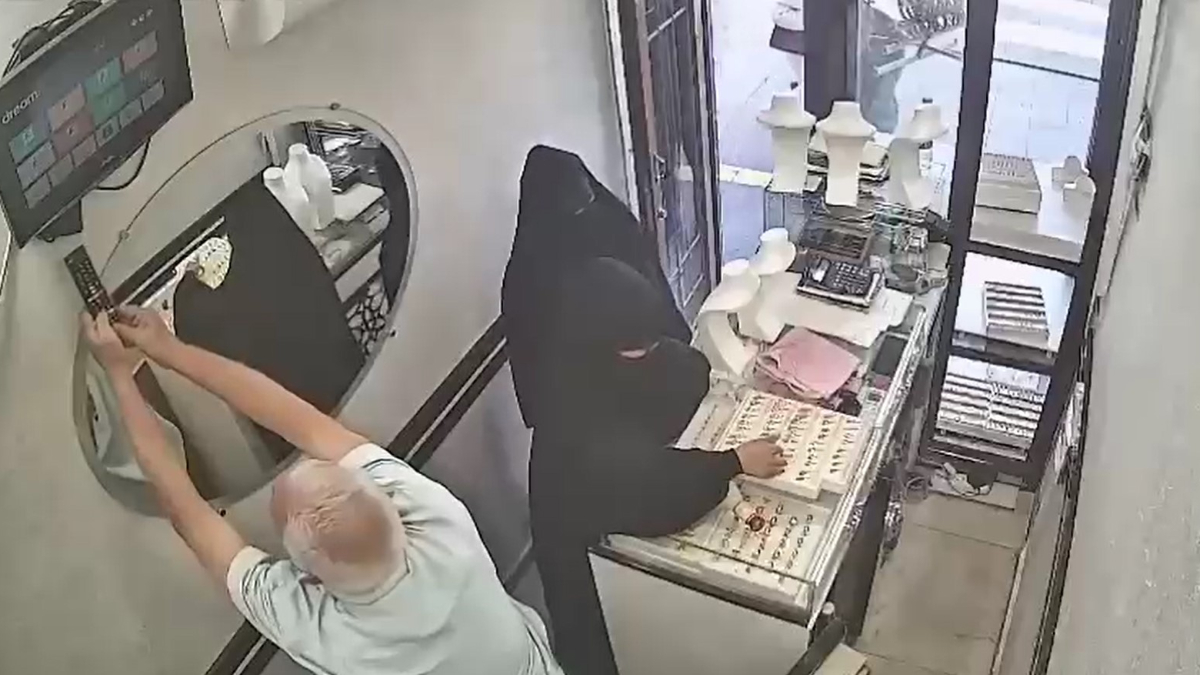 Diyarbakır’da kuyumcunun dikkatini dağıtıp 2,5 kilogram altın çaldılar
