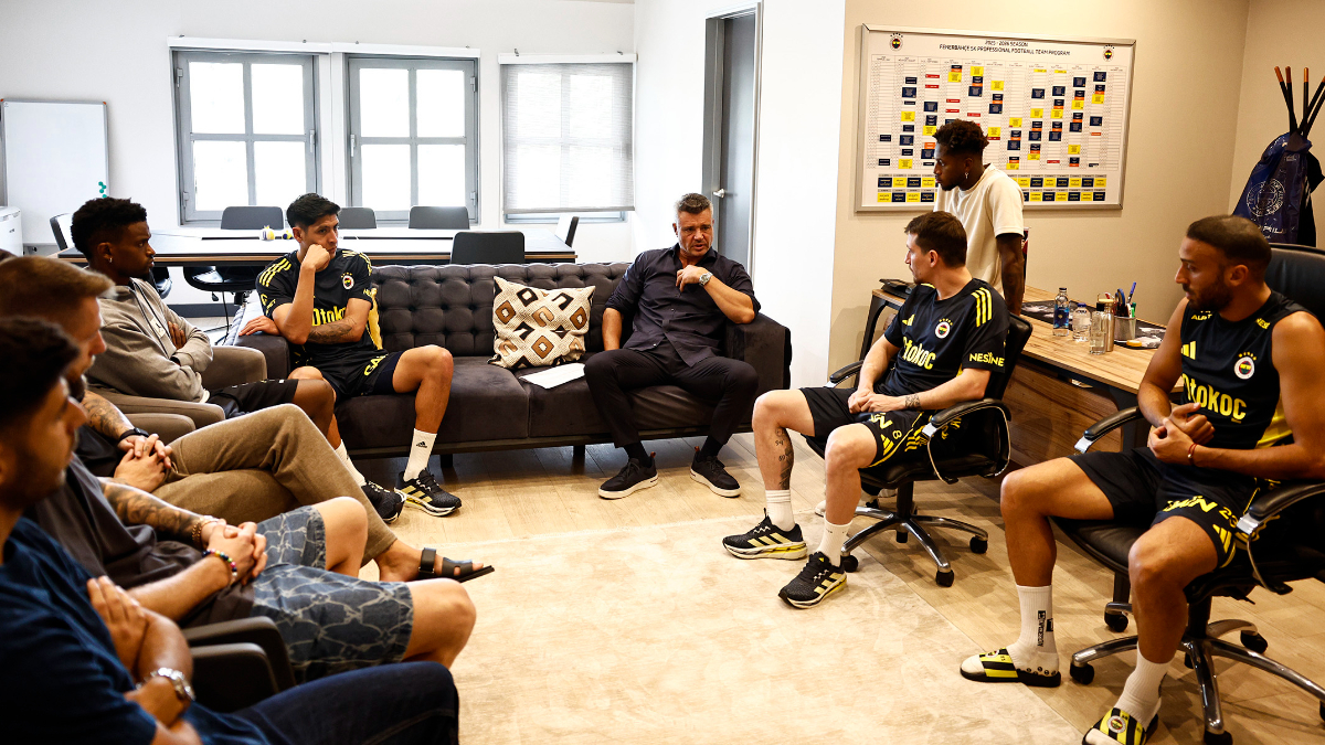 Fenerbahçe’de Başkan Sadettin Saran futbolcularla bir araya geldi