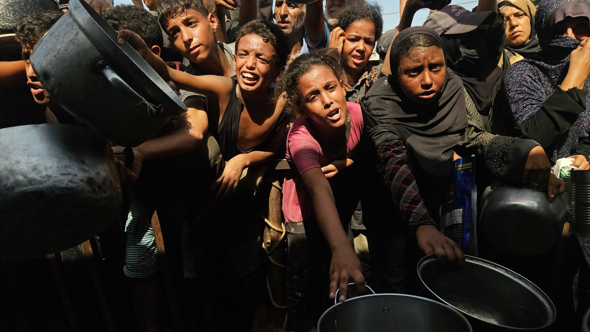 Gazze’de açlıkla mücadele eden Filistinlilere sıcak yemek dağıtıldı