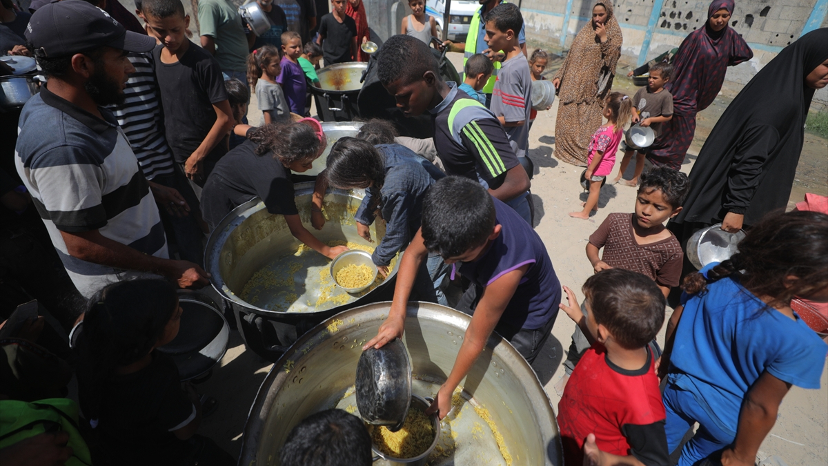 Gazze’de Filistinlilere sıcak yemek dağıtımı yapıldı