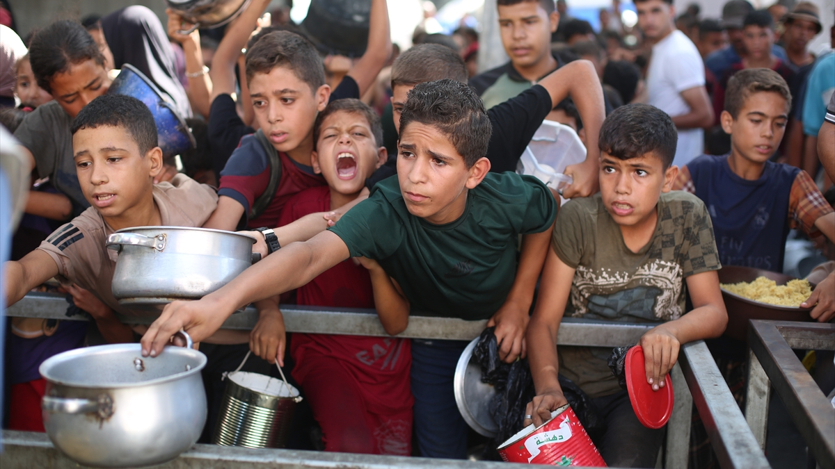 Gazze’de insani kriz: Filistinlilere yemek dağıtıldı