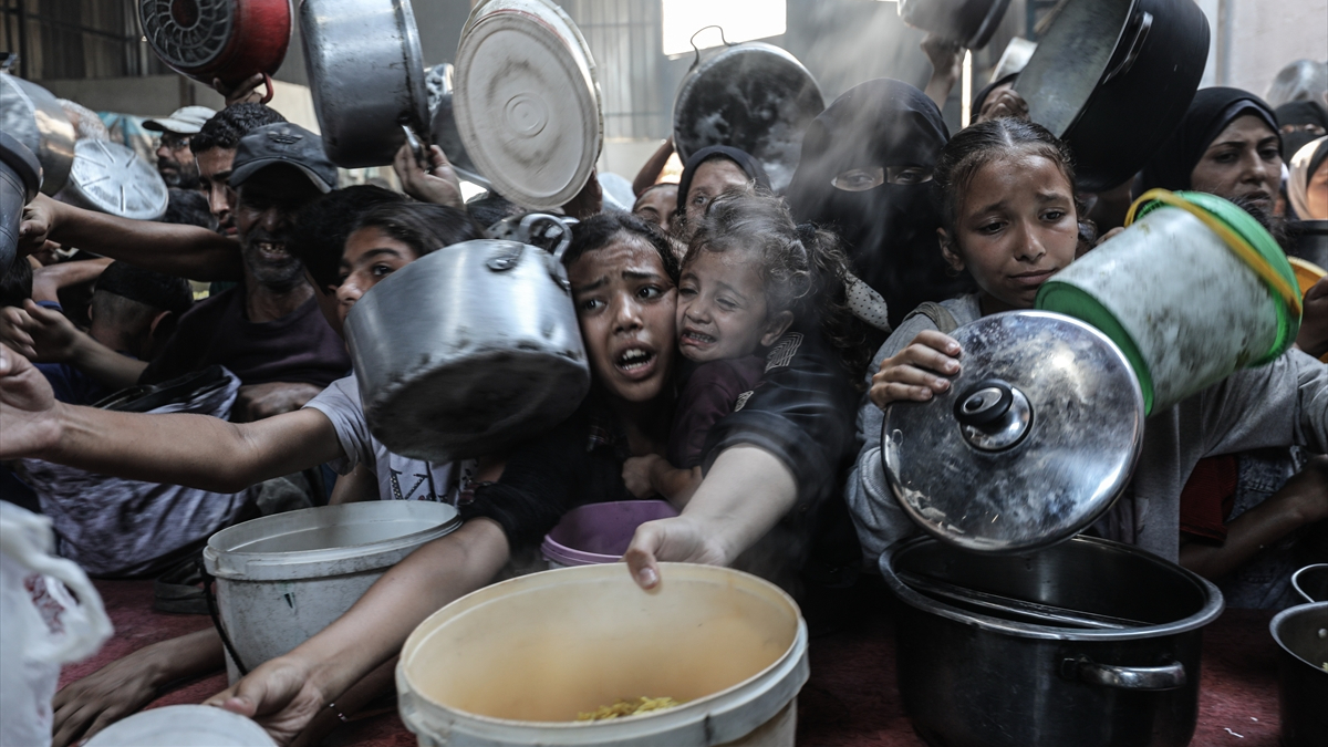 Gazze’de insanlık dramı: Filistinlilere yemek dağıtıldı