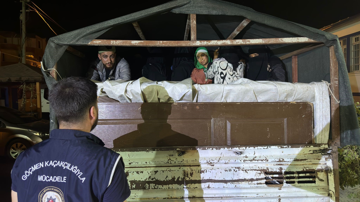 Hatay’da kamyonet kasasında gizlenen 20 kaçak göçmen yakalandı