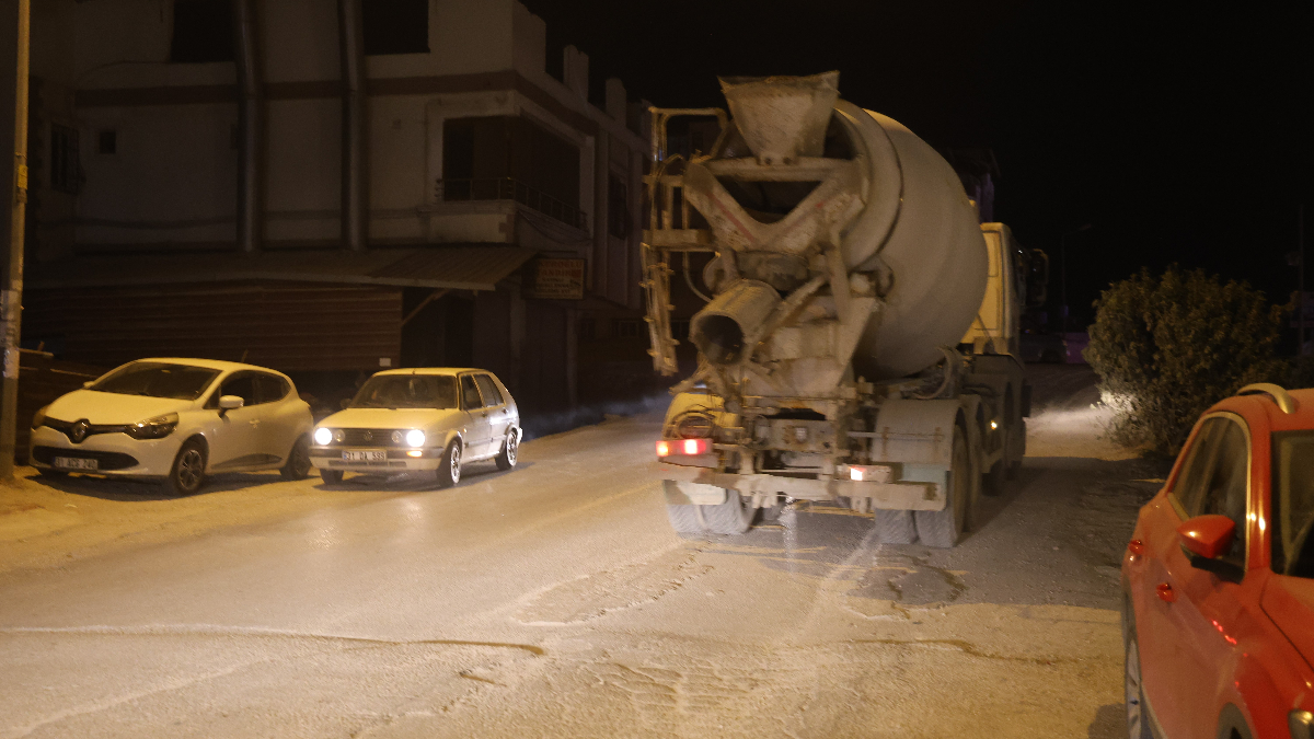 Hatay’da seyir halindeyken yola beton döken mikser vatandaşları çileden çıkarttı