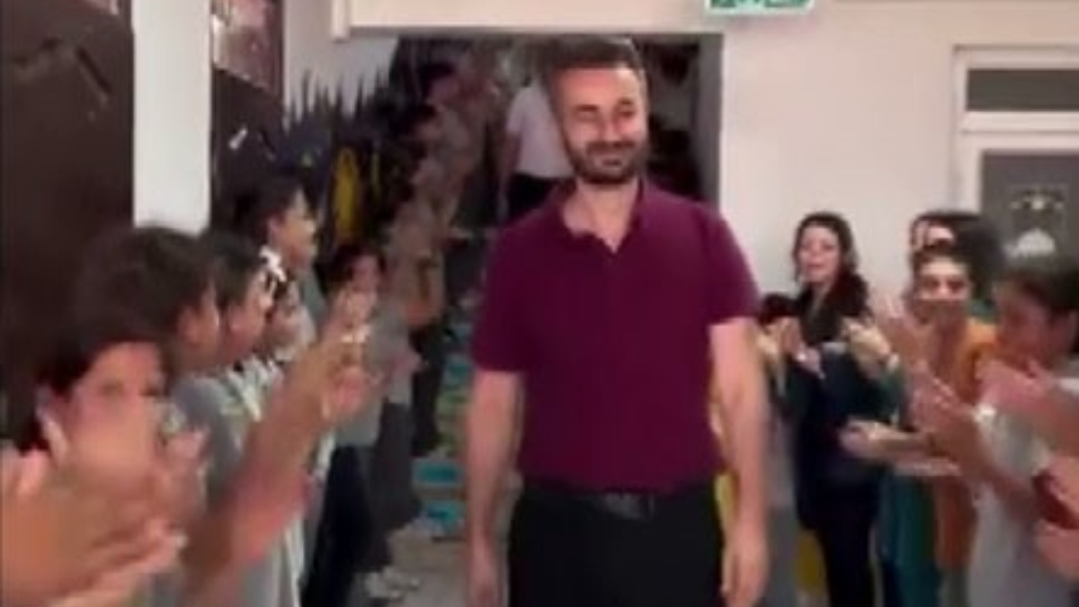 Hatay’da tayini çıkan öğretmen alkışlarla uğrulandı