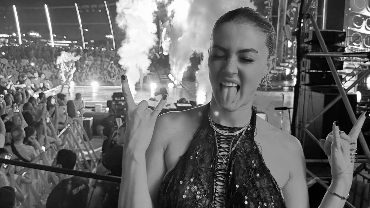 Hayranını kırmayıp makyajsız haliyle fotoğraf çektiren Burcu Özberk, sosyal medyada gündem oldu