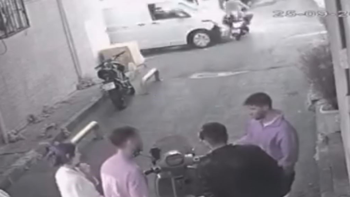 İstanbul’da aniden yola çıkan motosikletliye kamyonet çarptı: O anlar kamerada