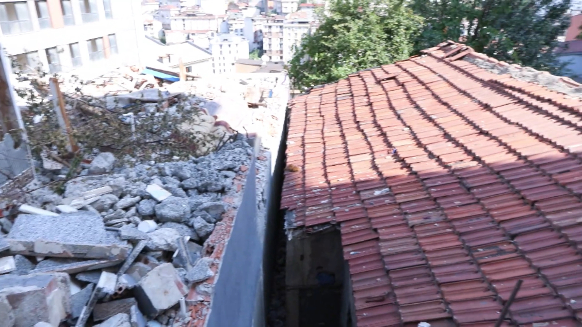 İstanbul’da çürük raporlu bina yıkıldı: Yanındaki gecekondu nedeniyle evleri yapılamıyor