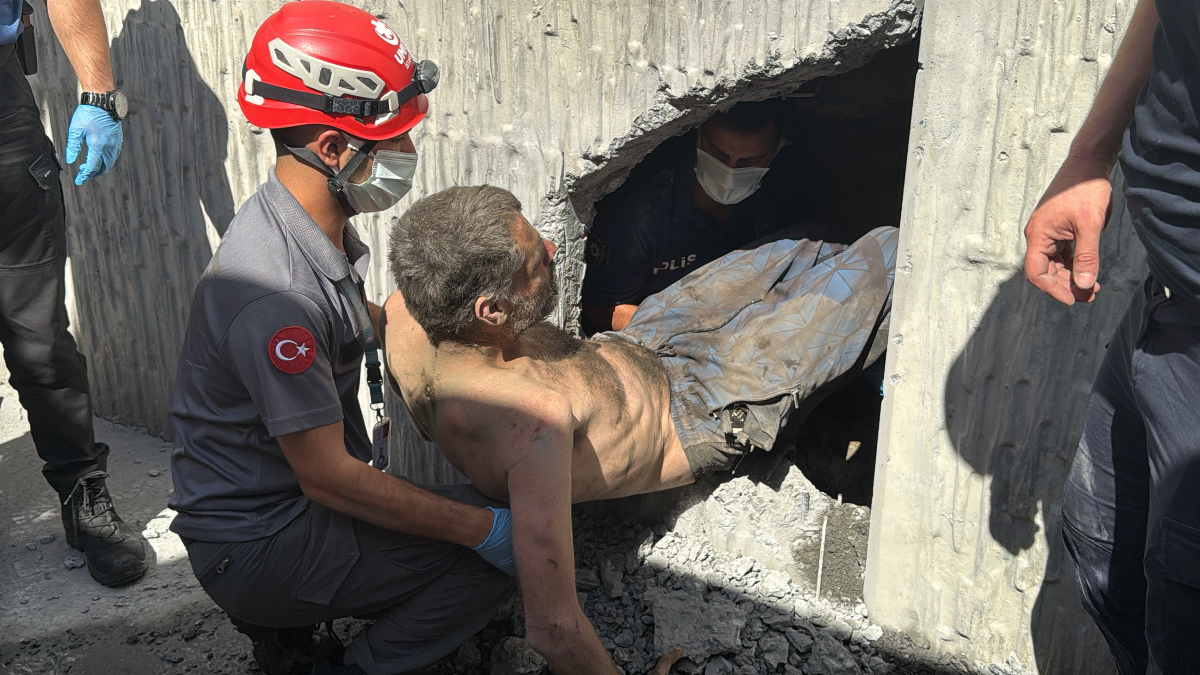 İstanbul’da dar alana girip sıkışan şahıs duvarın delinmesiyle 6 saatte çıkarıldı