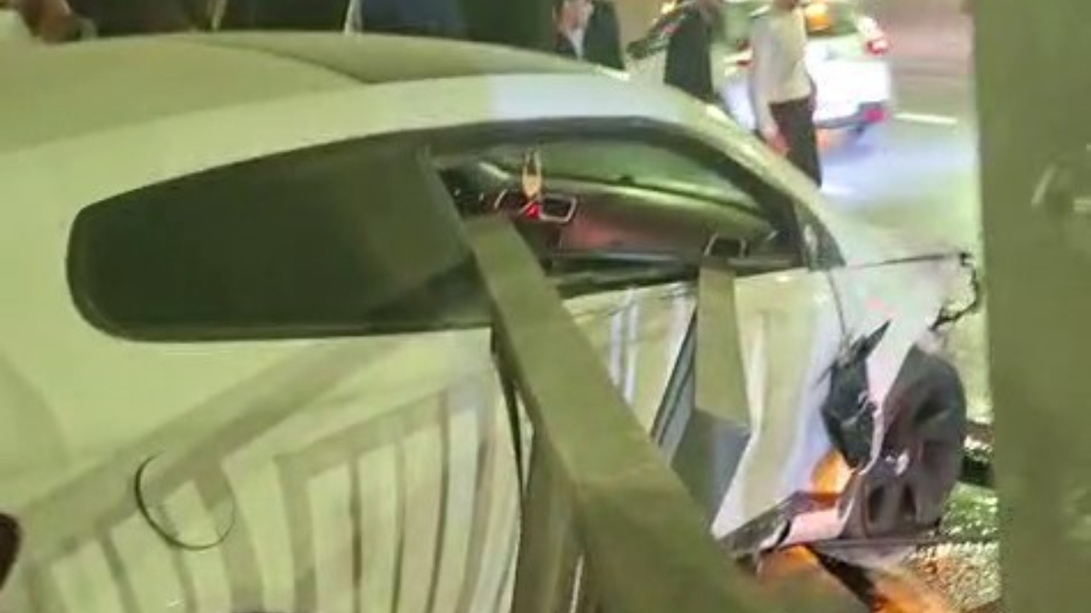 İstanbul’da direksiyon hakimiyetini kaybeden sürücü karşı istikamete uçtu