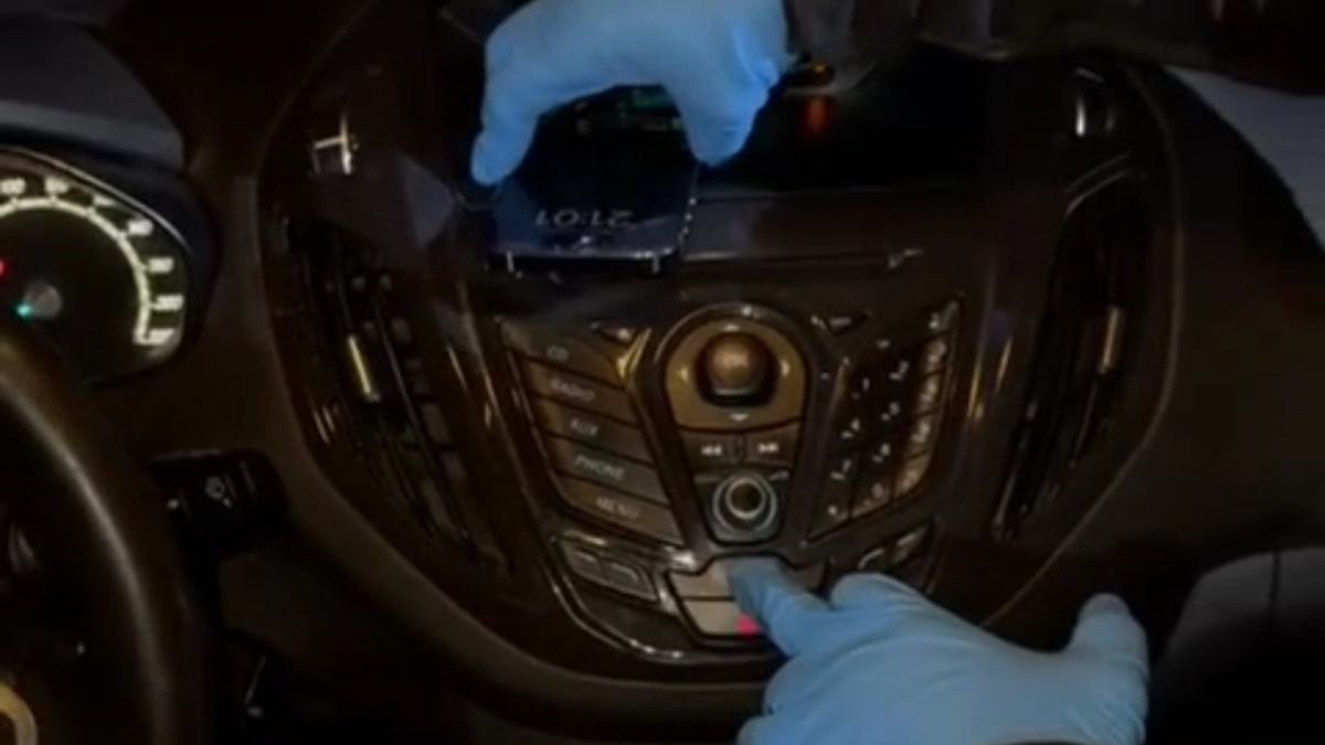 İstanbul’da durdurulan otomobildeki gizli bölmeden uyuşturucu ve şarjör çıktı