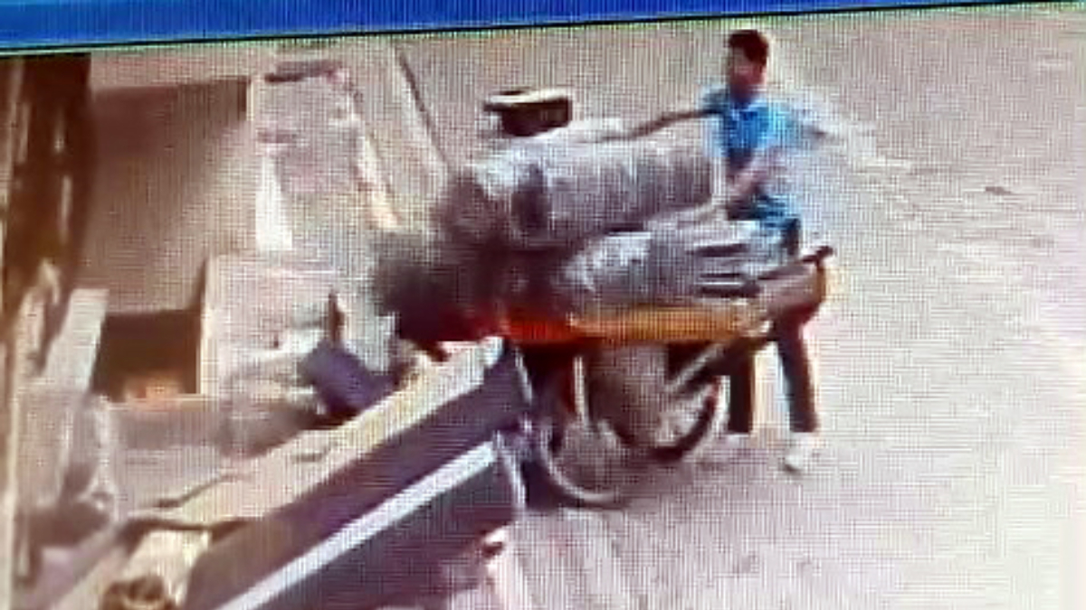 İstanbul’da el arabalı hırsızlık kamerada