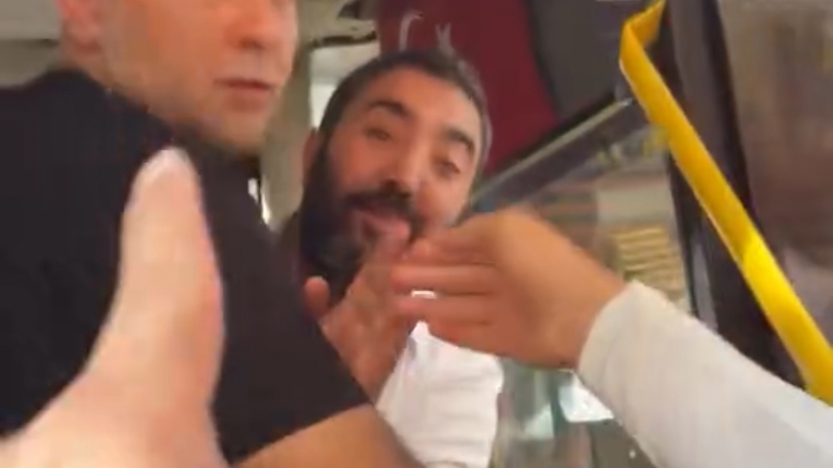 İstanbul’da İETT otobüsünde karekod kavgası kamerada: Yolcu ve şoför birbirine girdi