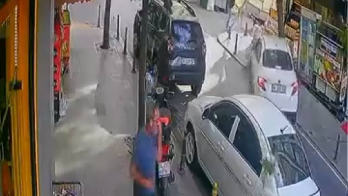 İstanbul’da kaldırımdan yola atlayan çocuğa otomobil çarptı