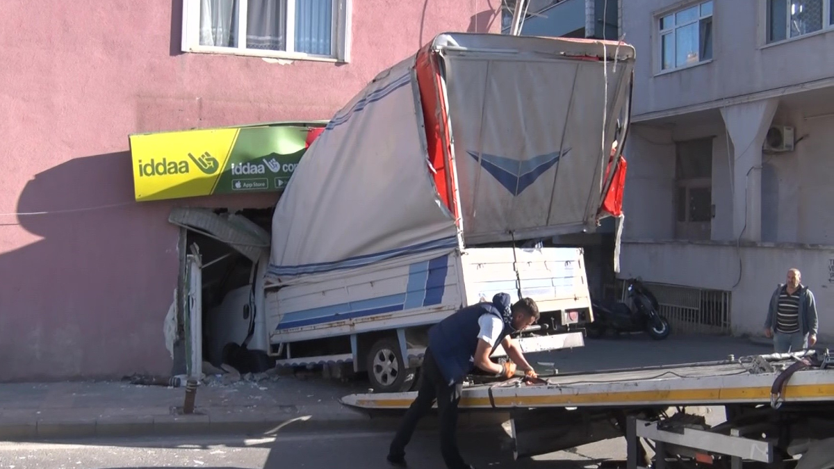 İstanbul’da kamyonet ganyan bayisine girdi: Ortalık savaş alanına döndü
