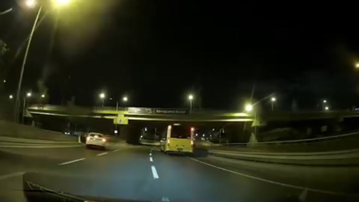 İstanbul’da makas atan otomobil 2 otobüse birden çarptı