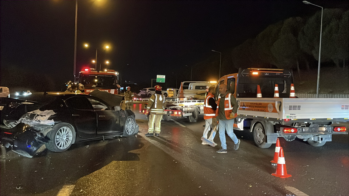 İstanbul’da otomobile çarpan sürücü kaçtı: Yaralı hastaneye kaldırıldı
