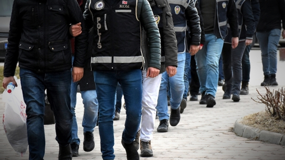 İzmir’de FETÖ’ye yönelik operasyonda 10 şüpheli yakalandı