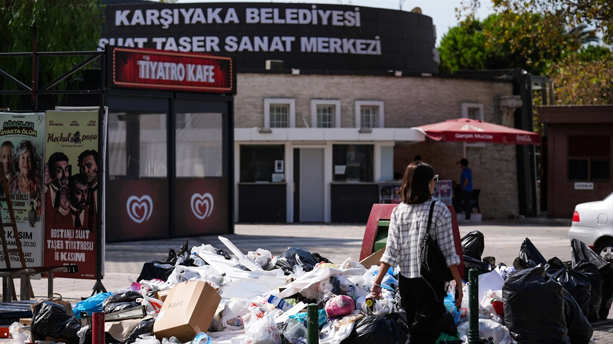 İzmir’in Karşıyaka ilçesinde eylem bitse de çöpler toplanmamaya devam ediyor