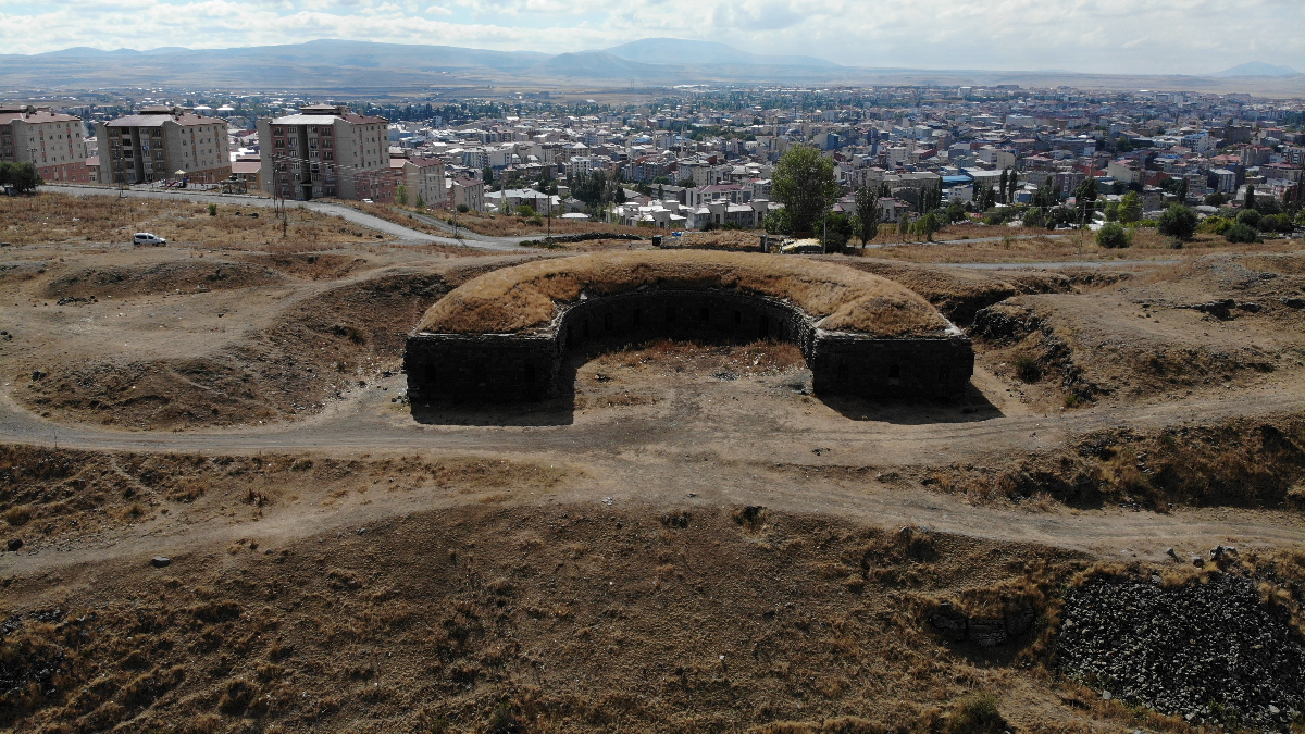Kars’ta kadın hapishanesi olarak kullanılan eşsiz tabya, bakım bekliyor