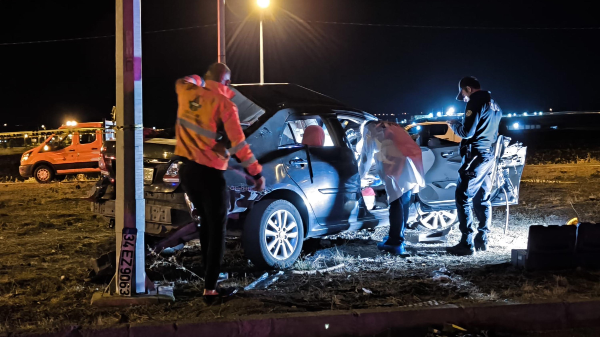 Kars’ta kereste yüklü kamyonla çarpışan otomobilin sürücüsü öldü