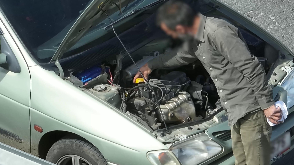 Kars’ta polisi görünce ‘arıza yaptı’ dedi, aracını emniyet şeridine çekti: Ehliyetsiz çıktı