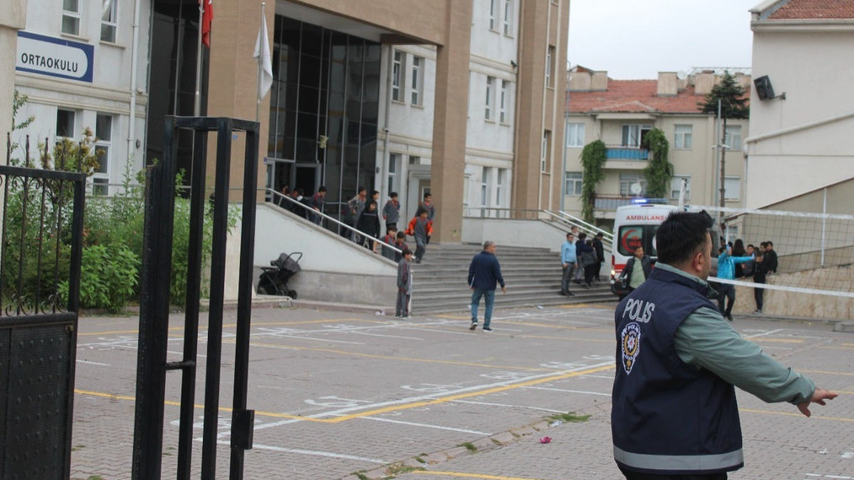 Kayseri’de yangın ziline basınca okulda izdiham çıktı: 15 öğrenci yaralı