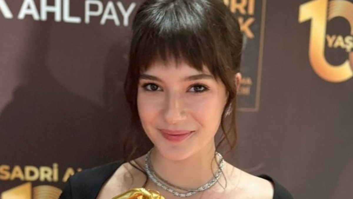 Kızıl Goncalar Zeynep’i Mina Demirtaş ödül gecesinde görüntülendi! Sade tarzı beğeni topladı