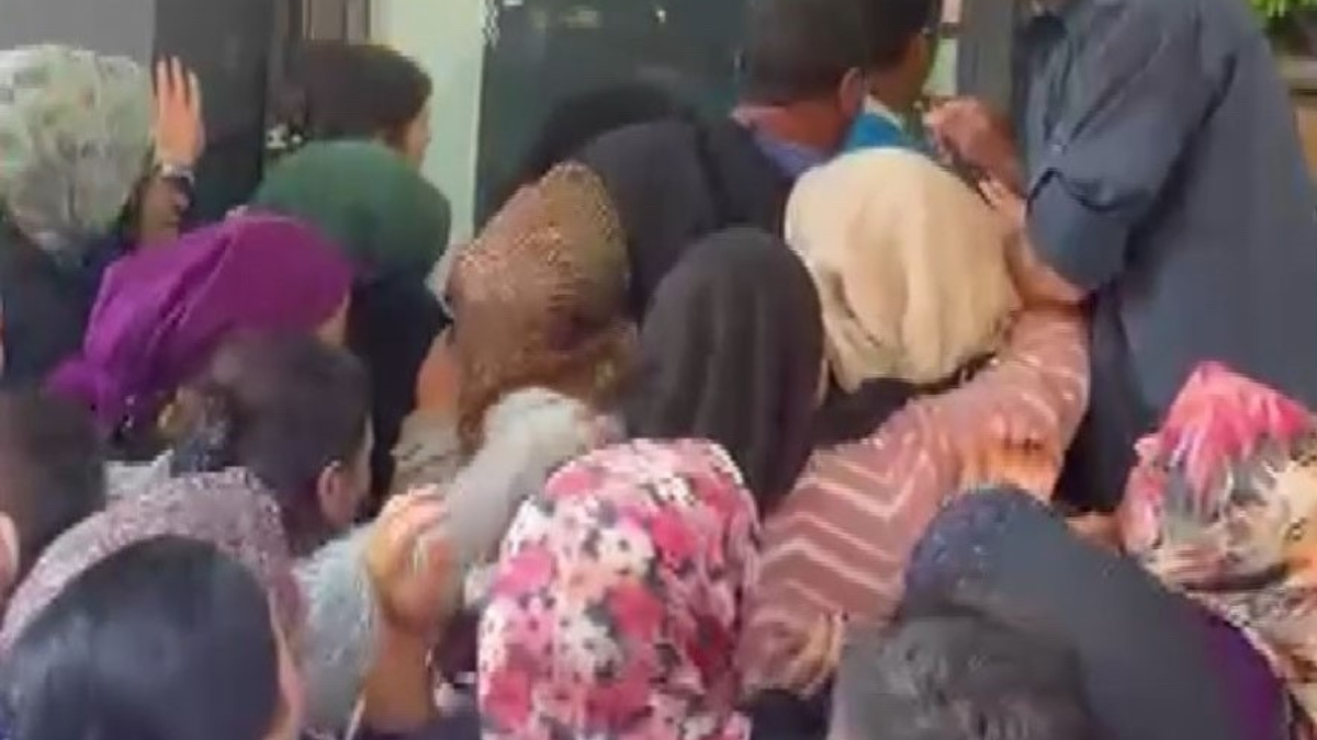 Manisa’da mağaza açılışında izdiham yaşandı