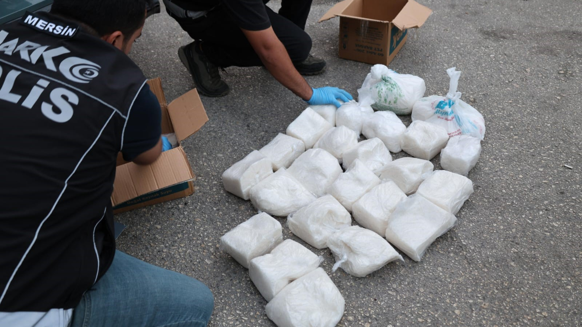 Mersin’de bir araçta bardak kolilerine gizlenmiş kilolarca uyuşturucu ele geçirildi