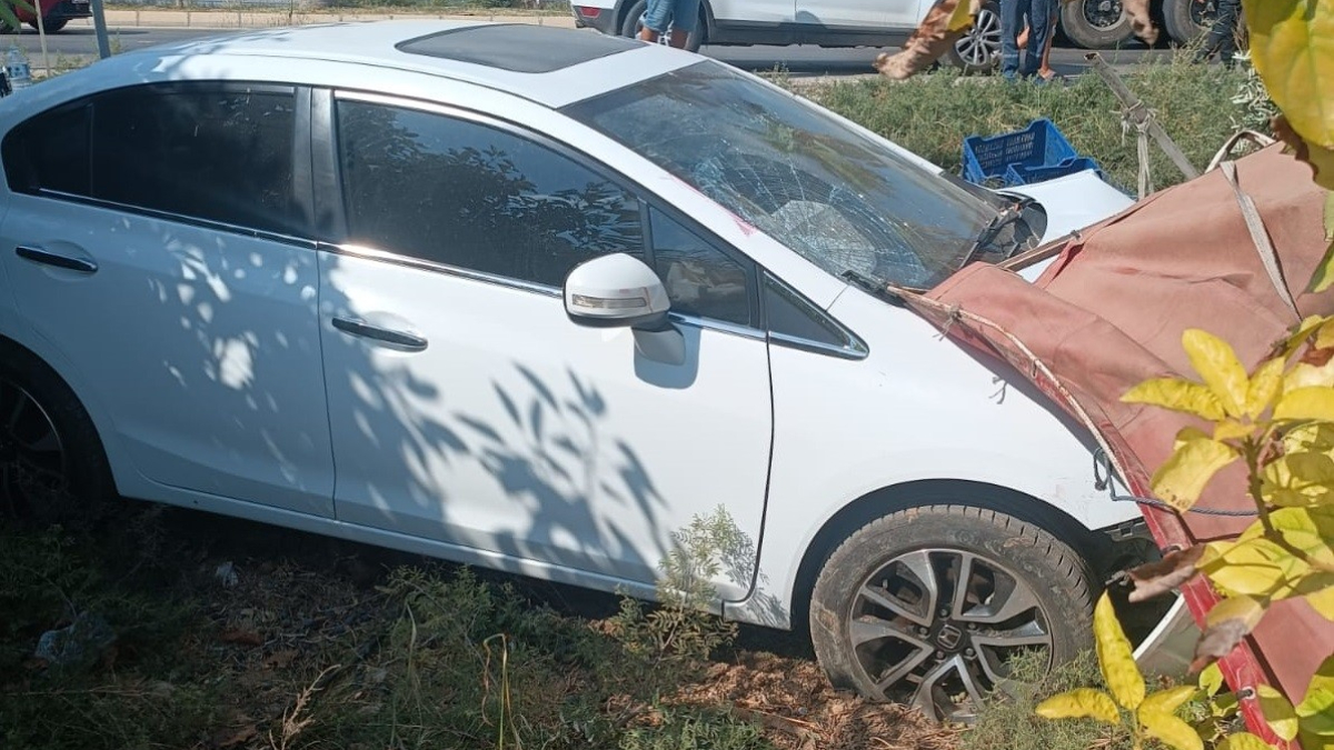 Mersin’de otomobil bahçeye daldı: Hasat yapan işçilerden 1’i öldü