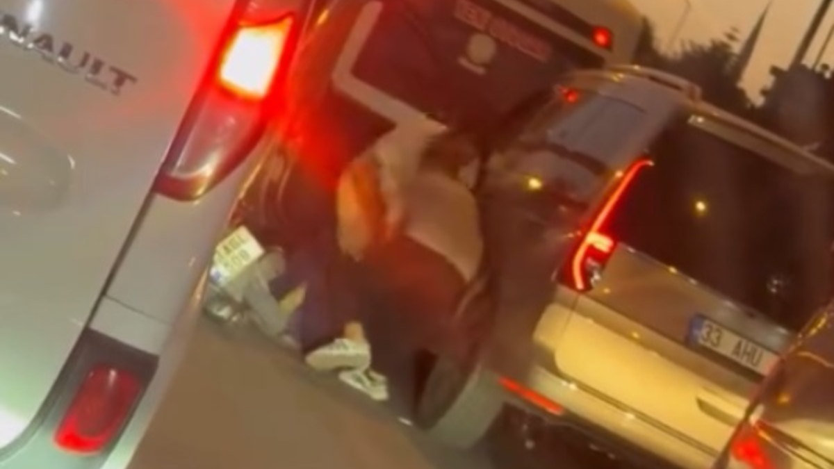 Mersin’de trafik kavgası kamerada: Yumruklar havada uçuştu