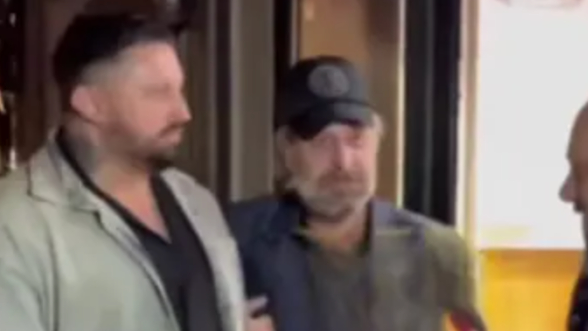 Nejat İşler kendisiye röportaj yapmak isteyen muhabirle tartıştı