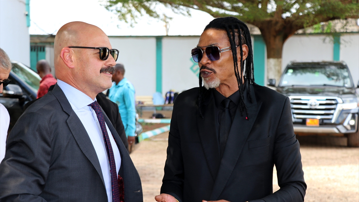 Rigobert Song, Kamerun’da gençlerle buluştu