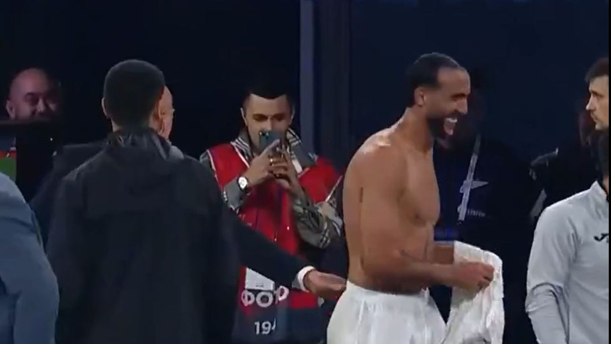 Rusya’da kırmızı kart görünce formayı taraftara verdi: VAR kararı sonrası güldüren anlar yaşandı…