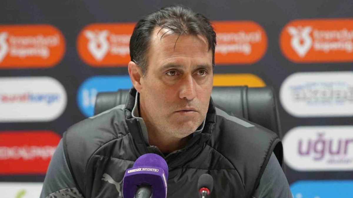 Sakaryaspor’da kural hatası yapan hocayla yollar ayrıldı