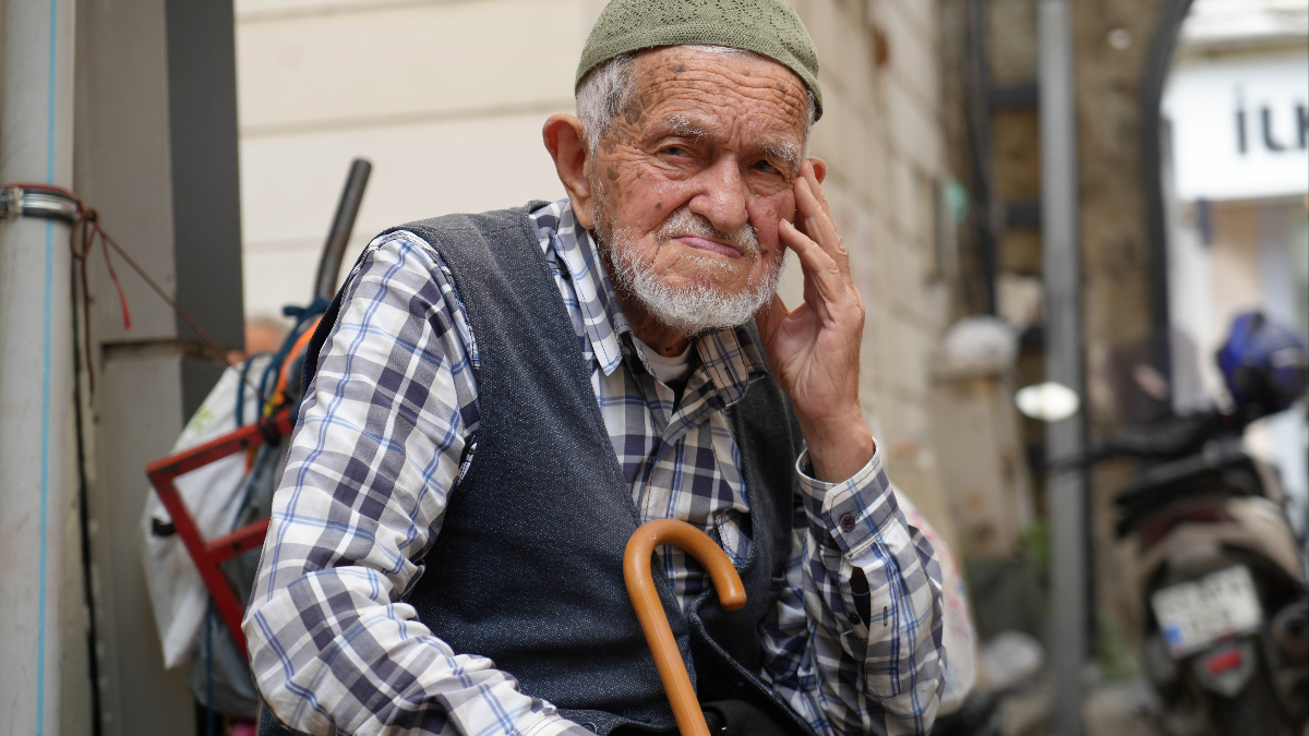 Samsun’da 96 yaşında gözlük kullanmadan şemsiye tamir ediyor