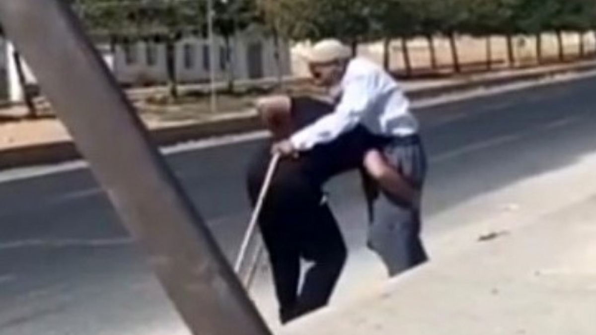 Şanlıurfa’da güvenlik görevlisi, yürümekte zorlanan yaşlı adamı sırtında taşıdı