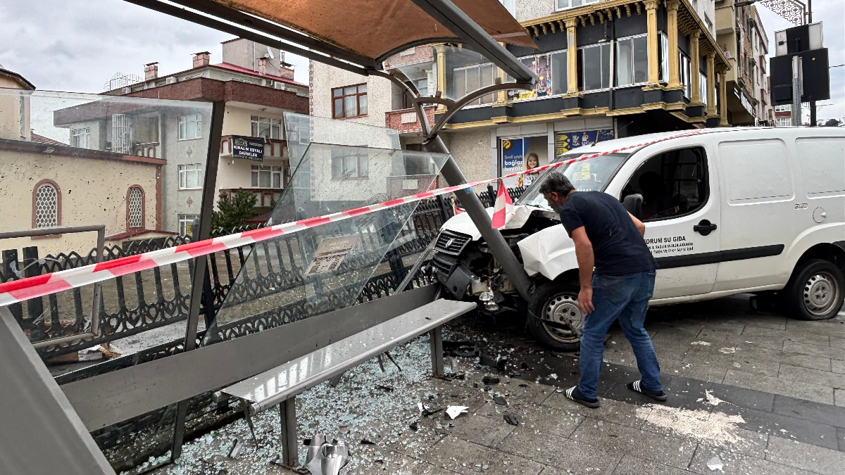 Trabzon’da el freni çekilmeyen araç kontrolden çıkarak durağa daldı