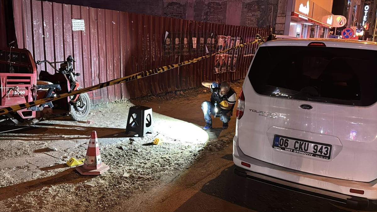 Adana’da çay ocağına silahlı saldırı: Polis aracı hedef oldu