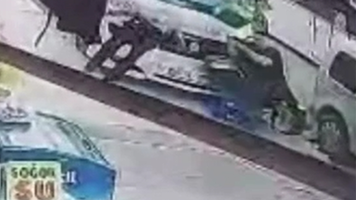 Adana’da kaldırıma çıkan minibüs yayalara çarptı