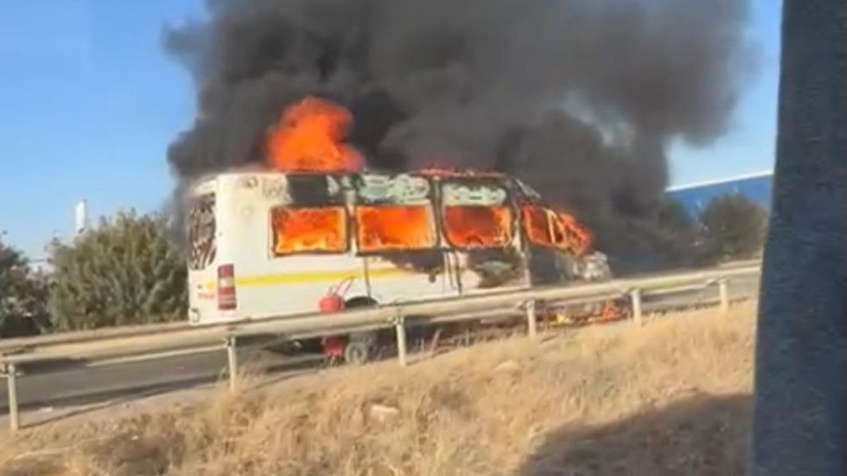 Adana’da minibüsle çarpışan motosikletin sürücüsü yanarak can verdi