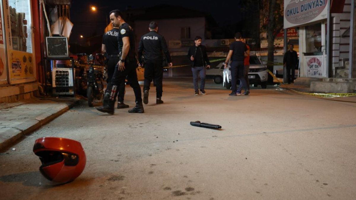 Adana’da panikleyen silahlı saldırgan tüfeğini düşürdü